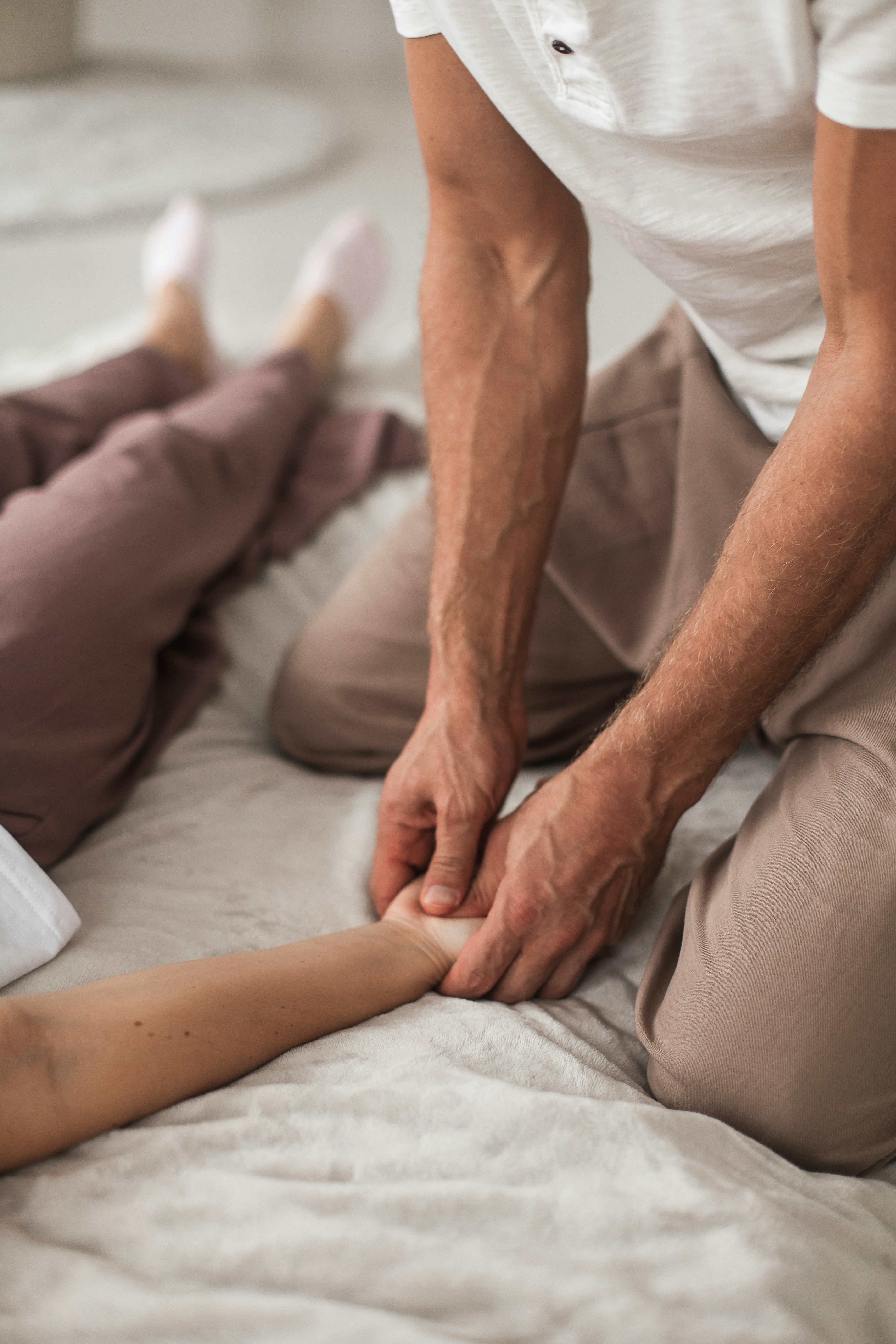 Shiatsu terapevtski trenutek v nežni naravni svetlobi