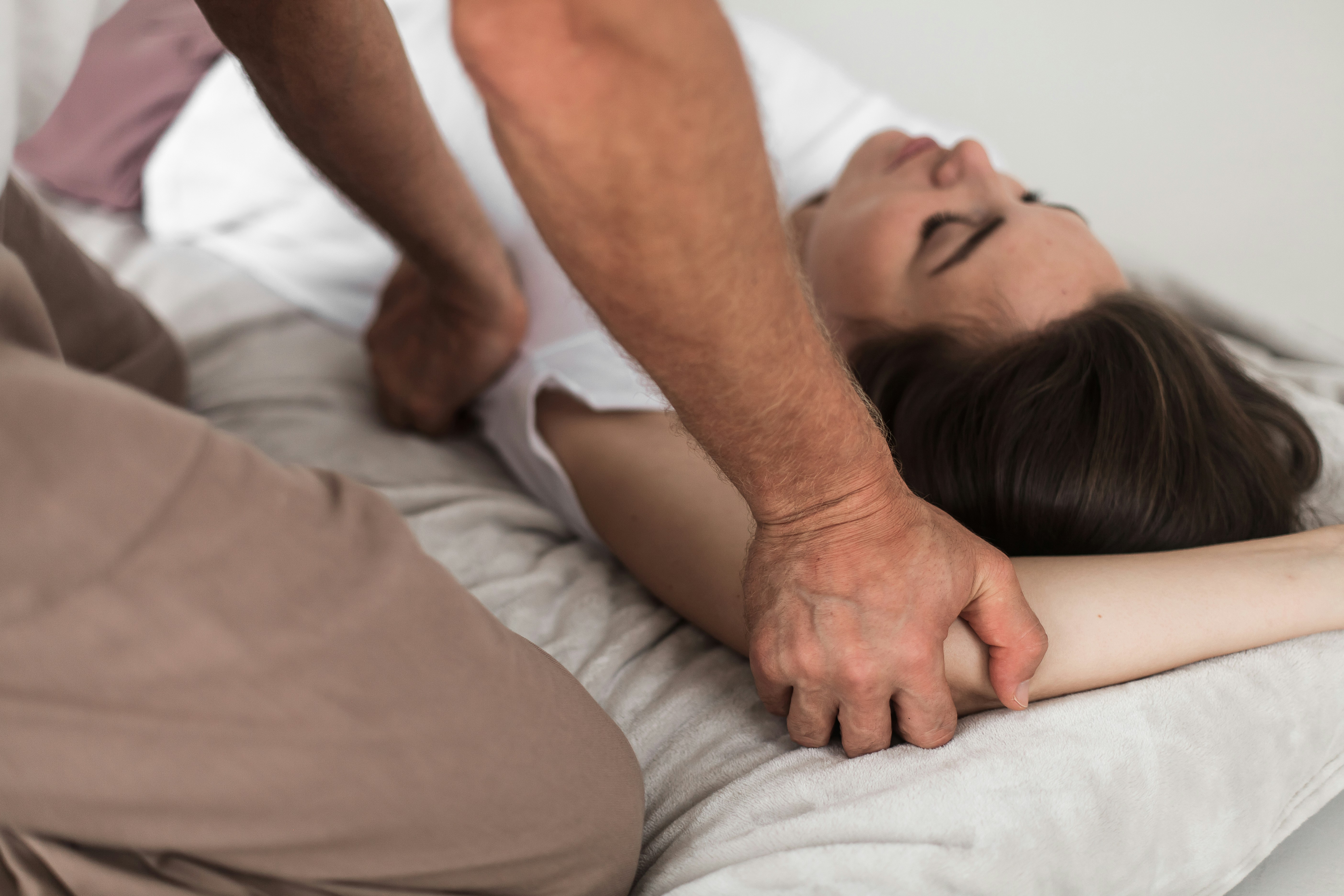 Detajl shiatsu obravnave in sproščenega terapevtskega prostora